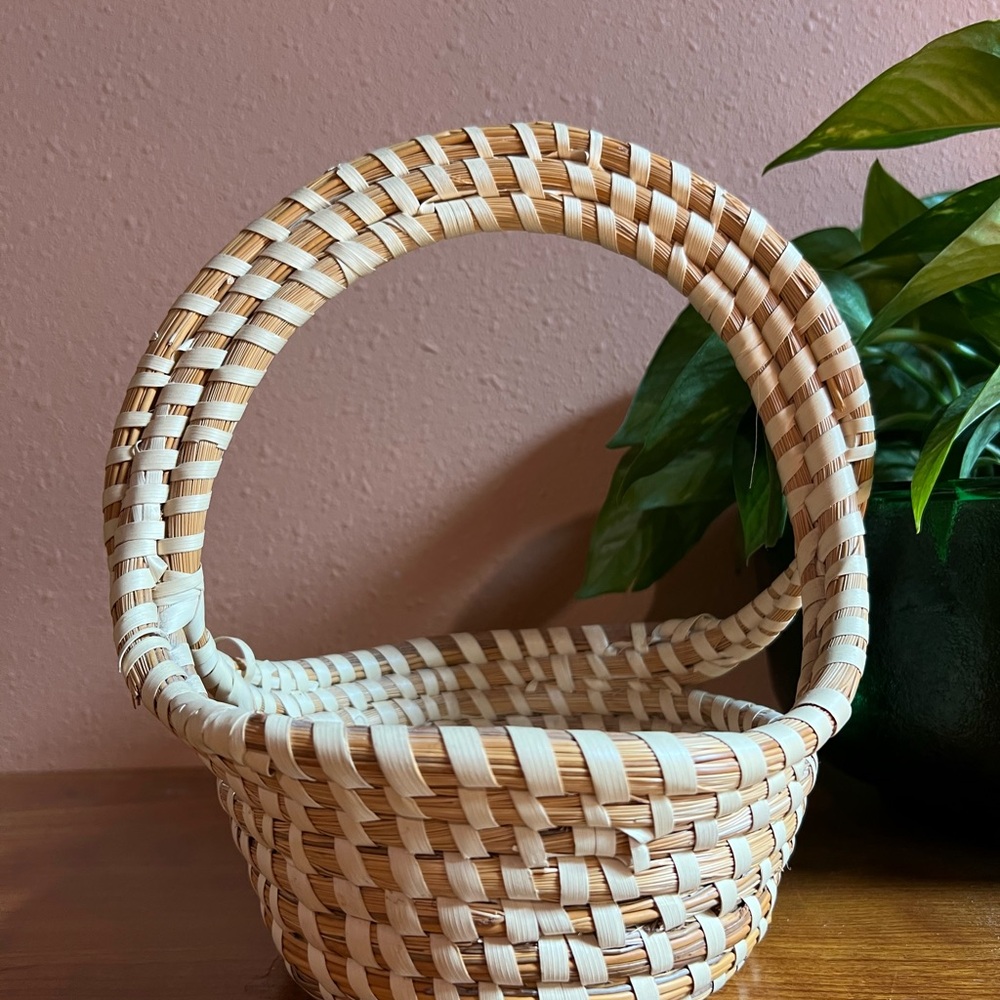 Vintage Handmade Gullah Sweetgrass Basket Charleston S. C. Twisted Handle